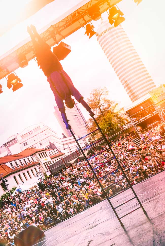 Handstand auf einer Leiter