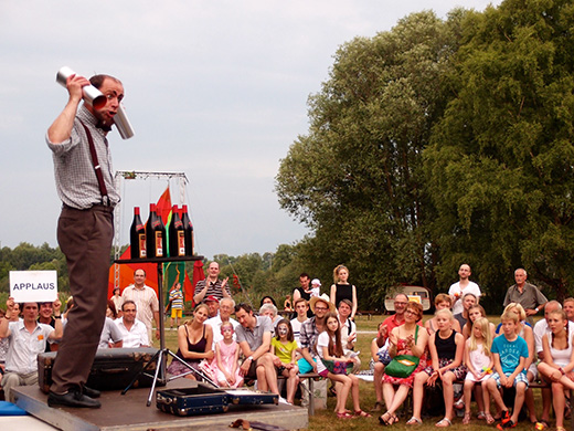 Jean-Ferry zaubert beim Schlosspark Spektakel